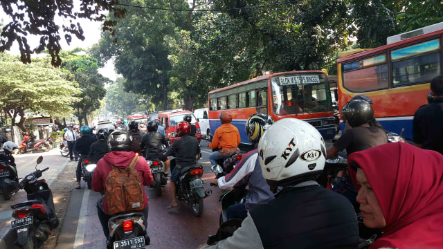 Macet di Jalan Raya Ragunan Pasar Minggu (1)