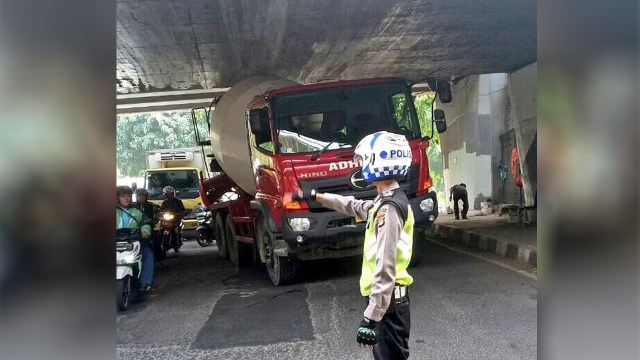  Truk  Molen  Tersangkut di U Turn di Depan Trisakti 