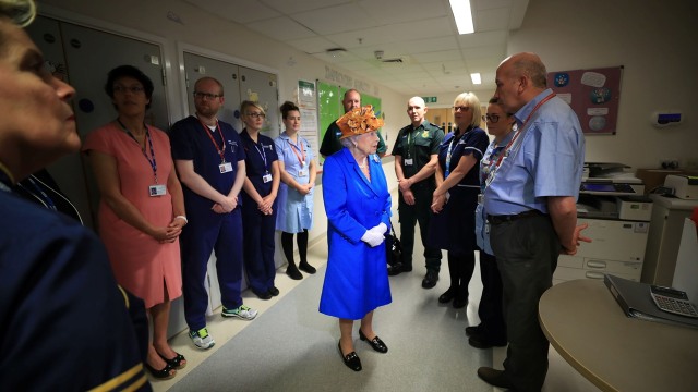 Ratu Elizabeth mengunjungi korban bom Manchester (Foto: REUTERS/Peter Byrne)