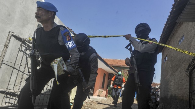 Penggeledahan rumah tersangka bom Kampung Melayu (Foto: Antara/Novrian Arbi)