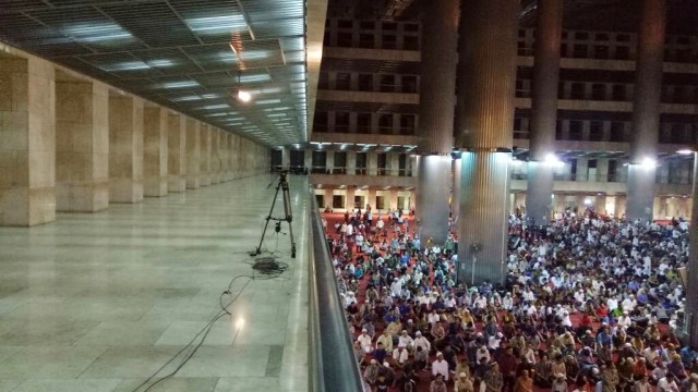 Tarawih di Ramadhan Pertama 2017 (Foto: Kevin Kurnianto/kumparan)