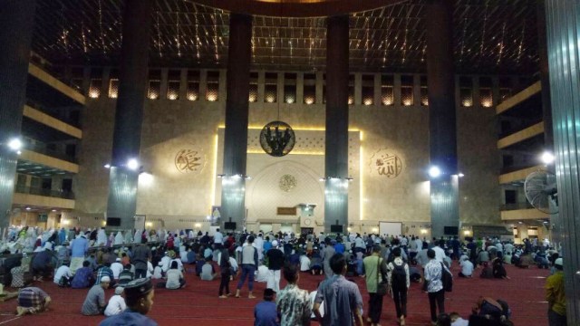 Tarawih di Ramadhan Pertama 2017 (Foto: Kevin Kurnianto/kumparan)