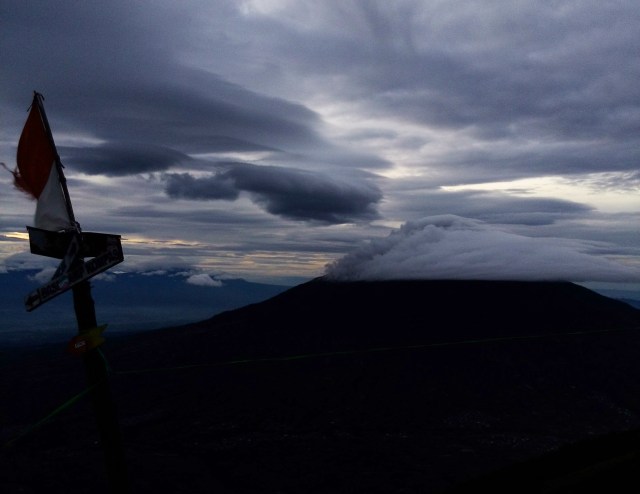 Pemandangan dari pos 5 Gunung Sindoro. (Foto: Naufal Abdurrasyid/kumparan)