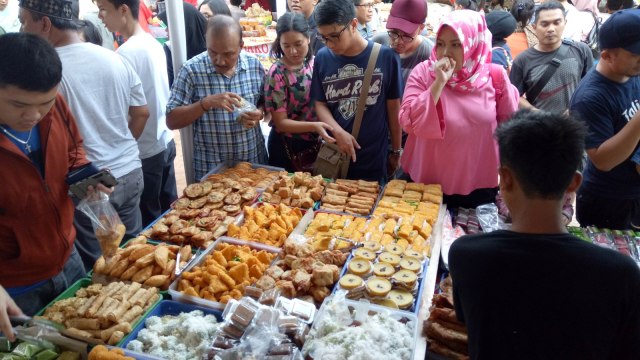 Berburu Takjil di Bendungan Hilir