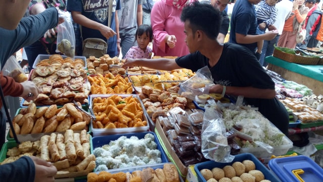 Berburu Takjil di Bendungan Hilir