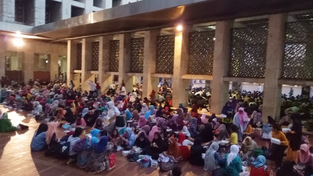 Buka Bersama di Masjid Istiqlal (Foto: Kevin Kurnianto/kumparan)