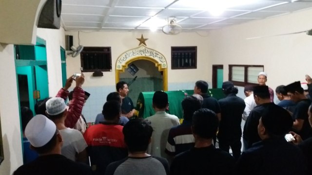 Salat Jenazah Cak Priyo (Foto: Twitter/@BangbangWetan)