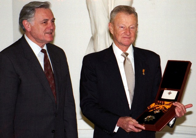 Zbigniew Brzezinski menerima penghargaan (Foto: Reuters)