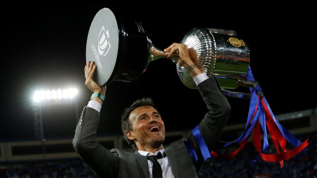 Enrique dengan trofi Copa del Rey. (Foto: Reuters/Susana Vera)