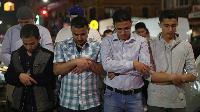 Muslim di Amerika menjalankan shalat teraweh Foto: REUTERS/Amr Alfiky