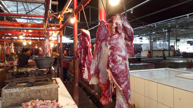 Daging sapi di Pasar Kebayoran Lama Foto: Ela Nurlaela/kumparan