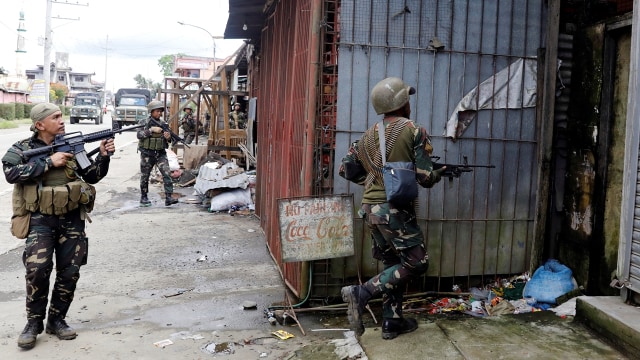 Para tentara Filipina berjaga di Marawi (Foto:  REUTERS/Erik De Castro)