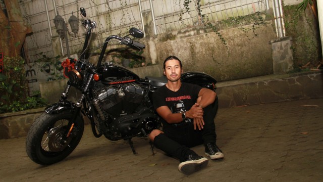 Chico Jericho di bengkel biker station Tanah Kusir (Foto: Munady)