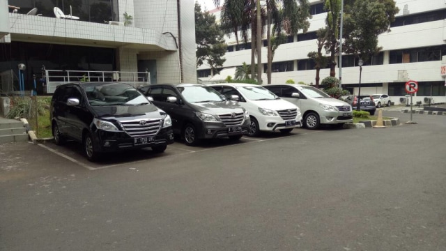 Mobil penyidik KPK di kantor Kementerian Desa (Foto: Fahrian Saleh/kumparan)