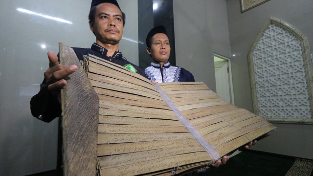 Al-Quran terbuat dari daun lontar (Foto: Didik Suhartono/ANTARA)