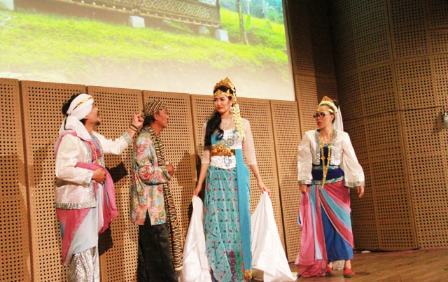 Sangkuriang oleh Miss Tjitjih bersama Maria Selena (Foto: Munady Widjaja/kumparan)