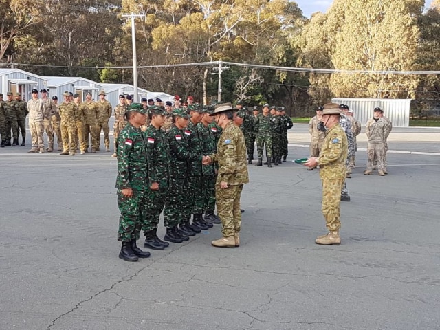 Kontingen TNI AD mendapatkan penghargaan. (Foto: Dok. Penkostrad)