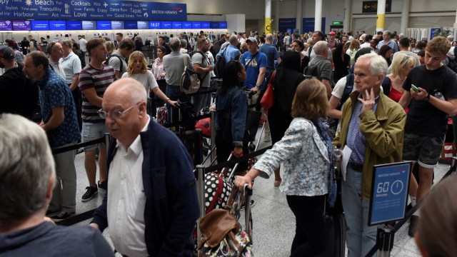 Antrean penumpang di Gatwick Airport. Foto: REUTERS/Hannah McKay