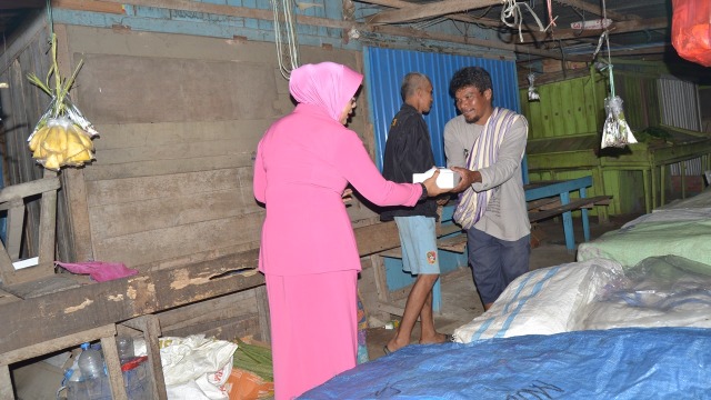 Ibu-ibu Bhayangkara Kaltim sahur on the road (Foto: Dokumentasi Brimob Polda Kaltim)