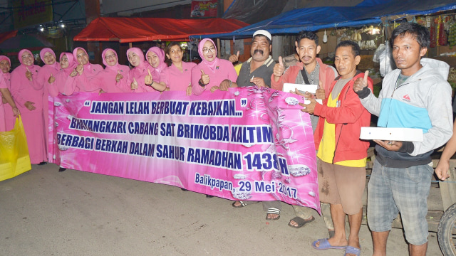 Ibu-ibu Bhayangkara Kaltim sahur on the road (Foto: Dokumentasi Brimob Polda Kaltim)