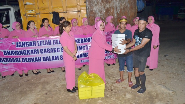 Ibu-ibu Bhayangkara Kaltim sahur on the road (Foto: Dokumentasi Brimob Polda Kaltim)