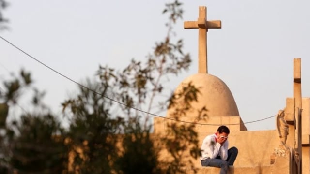 Seorang pemuda menagis di sebuah gereja di Mesir. (Foto: Reuters)