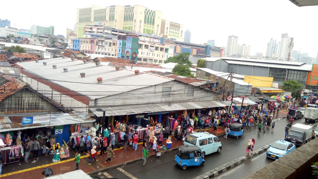 Kondisi trotoar di Pasar Tanah Abang (Foto: Aria Pradana/kumparan)