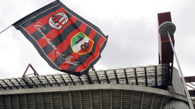 Bendera Milan berkibar. (Foto: Reuters/Alessandro Garofalo)