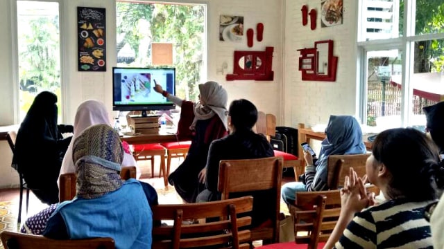 Saat Silva mengajar still life kepada peserta (Foto: Deanda Dewindaru/kumparan)