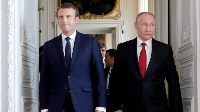 Emmanuel Macron dan Vladimir Putin. Foto: REUTERS/Philippe Wojazer