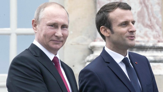 Emmanuel Macron dan Vladimir Putin. (Foto: REUTERS/Etienne Laurent)