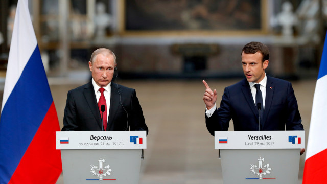 Emmanuel Macron dan Vladimir Putin. (Foto: REUTERS/Philippe Wojazer)