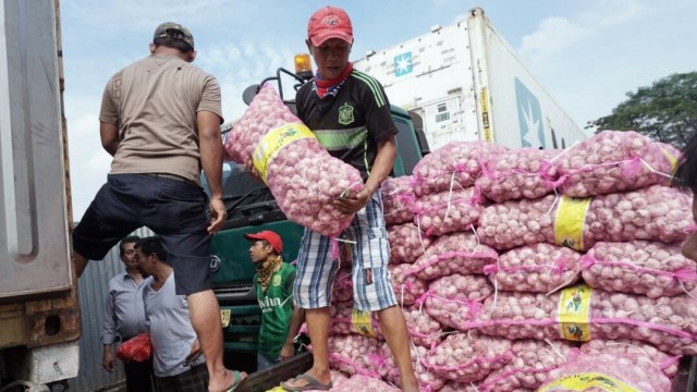 Bawang putih asal China dibongkar di Kramat Jati (Foto: Aditia Noviansyah/kumparan)