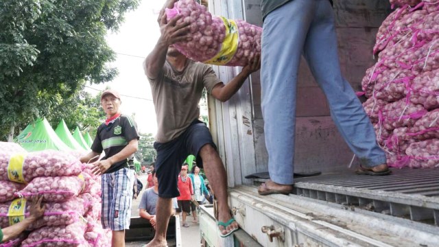 Bongkar muat bawang putih di pasar Kramat Jati. (Foto: Aditia Noviansyah/kumparan)