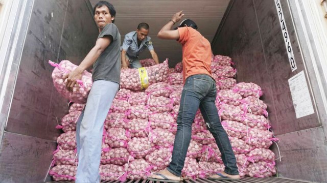 Bongkar muat bawang putih di pasar Kramat Jati (Foto: Aditia Noviansyah/kumparan)