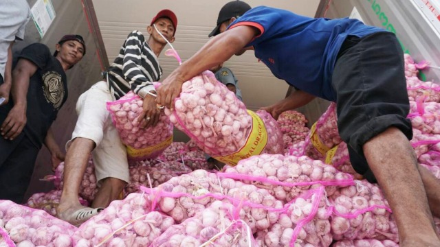 Bongkar muat bawang putih di pasar Kramat Jati (Foto: Aditia Noviansyah/kumparan)