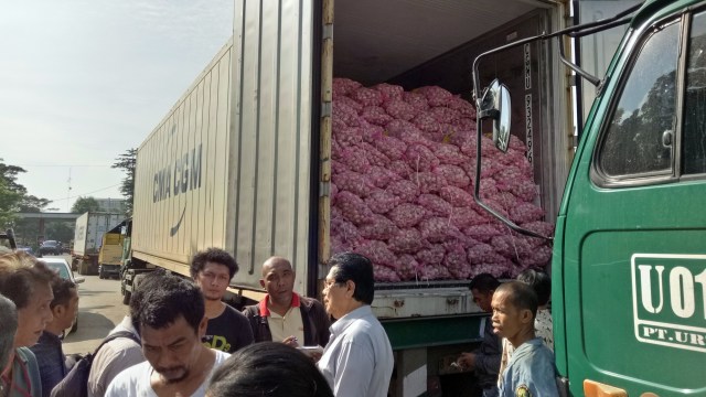 Kontainer bawang putih stok di Pasar Kramat Jati (Foto: Edy Sofyan/kumparan)