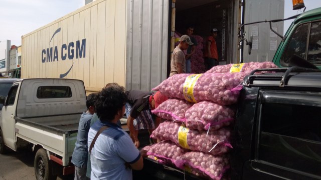 Kontainer bawang putih stok di Pasar Kramat Jati (Foto: Edy Sofyan/kumparan)