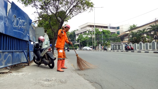 Pasukan oranye tetap bertugas sambil puasa (Foto: Diah Harni/kumparan)