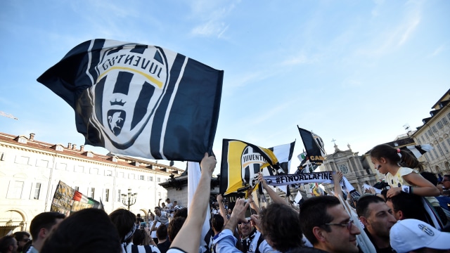 Suporter Juventus merayakan kemenangan. (Foto: Reuters/Giorgio Perottino)