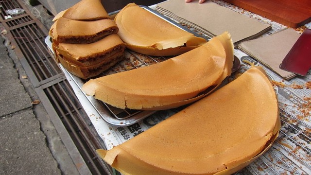 Kue terang bulan (Foto: Wikimedia Commons)