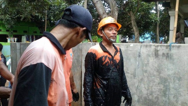 Pasukan Oranye membantu mencari barang bukti (Foto: Kelik Wahyu/kumparan)