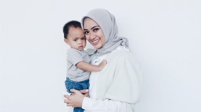 Ayudia Bing Slamet dan anaknya, Sekala (Foto: Instagram @ayudiac)