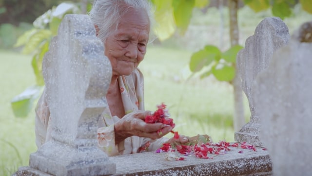 Adegan Mbah Sri berziarah ke makam (Foto: Dok. Film Ziarah)