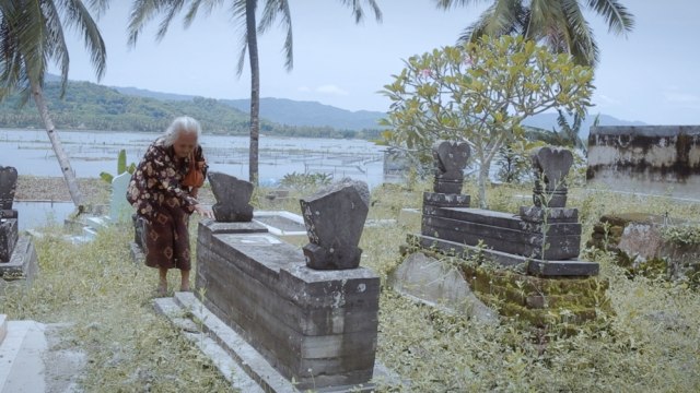 Adegan Mbah Sri berziarah ke makam (Foto: Dok. Film Ziarah)