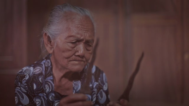 Adegan Mbah Sri berziarah ke makam (Foto: Dok. Film Ziarah)