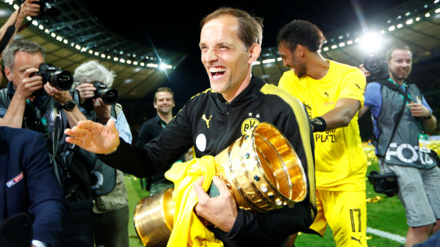 Tuchel bersama piala DFB Pokal. (Foto: Reuters/Fabrizio Bensch)