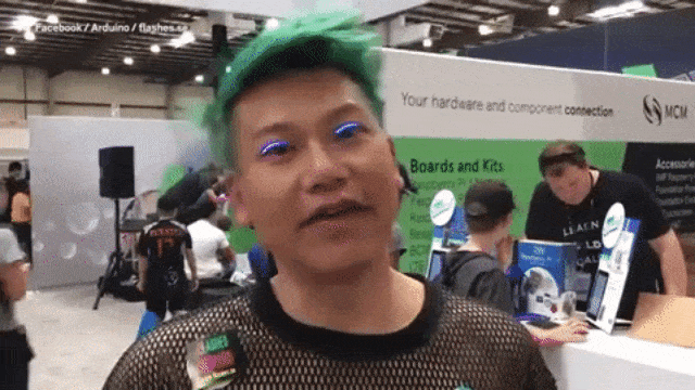 F.Lashes yang bisa menyala (Foto: Youtube/The Daily Amazing Video)