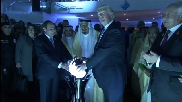 Donald Trump dan Raja Arab pada pertemuan di Arab (Foto: Saudi TV via Reuters)