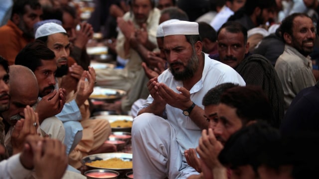 Masyarakat Pakistan. (Foto: Reuters/Faisal Mahmood)